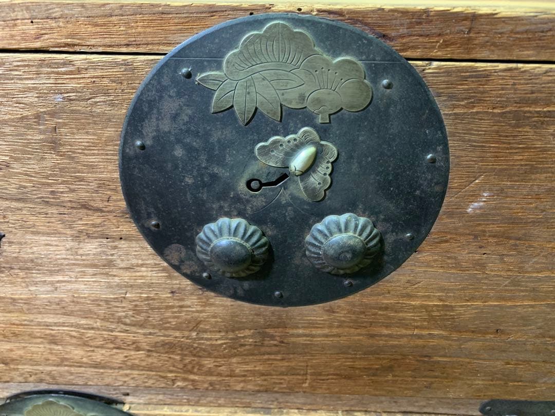 古い木味　二本松箪笥　引き出し2杯子引き出し2杯　カラクリ松竹梅蝶金具　チェスト