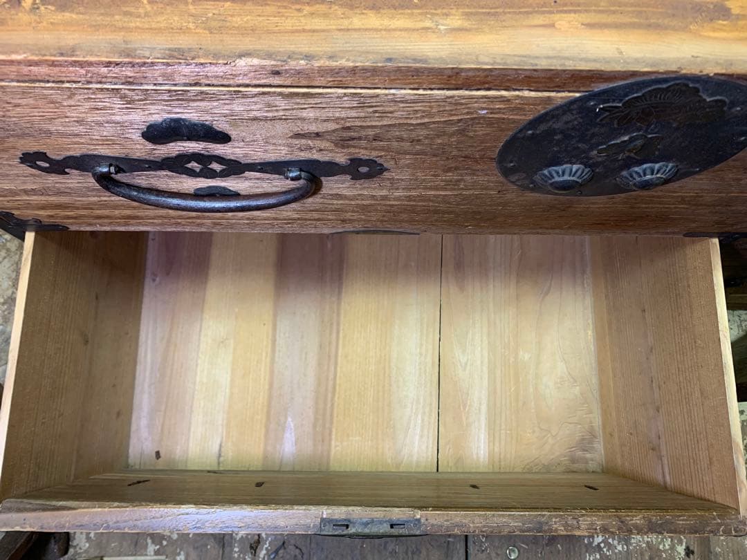 古い木味　二本松箪笥　引き出し2杯子引き出し2杯　カラクリ松竹梅蝶金具　チェスト