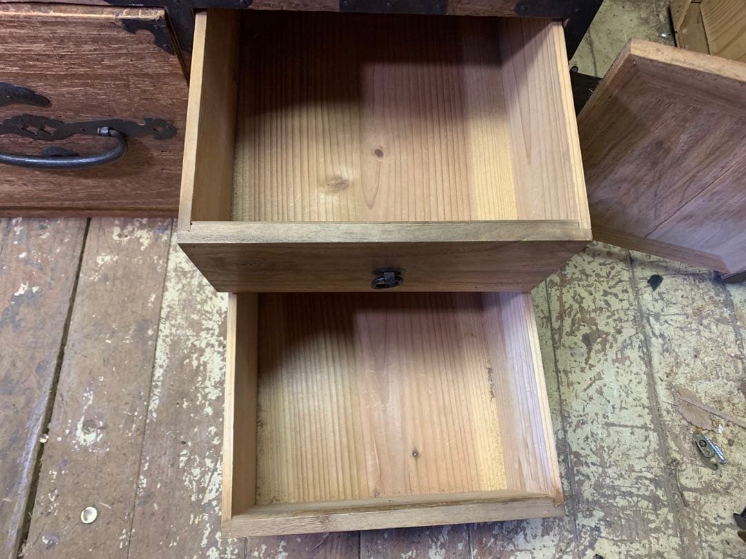 古い木味　二本松箪笥　引き出し2杯子引き出し2杯　カラクリ松竹梅蝶金具　チェスト