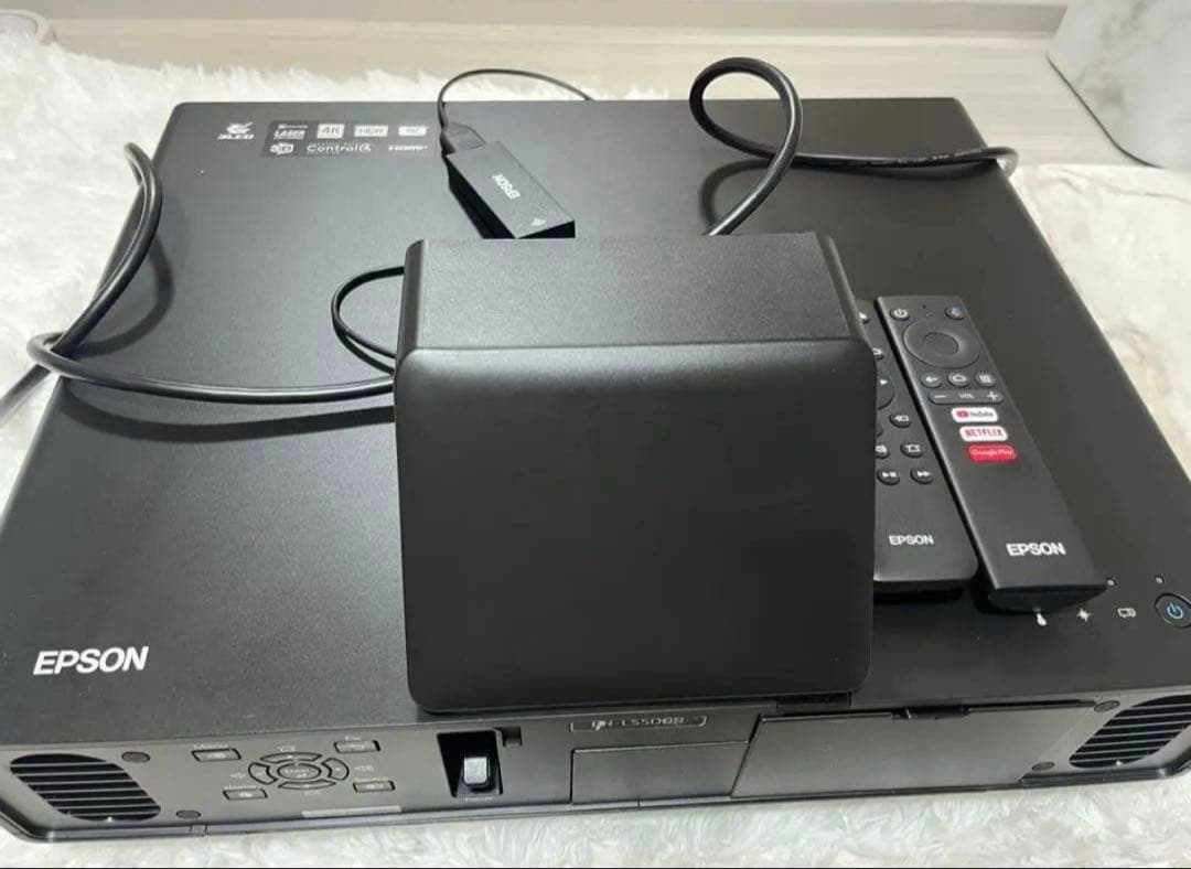 【超美品】EPSON 超単焦点プロジェクター　EH-LS500B
