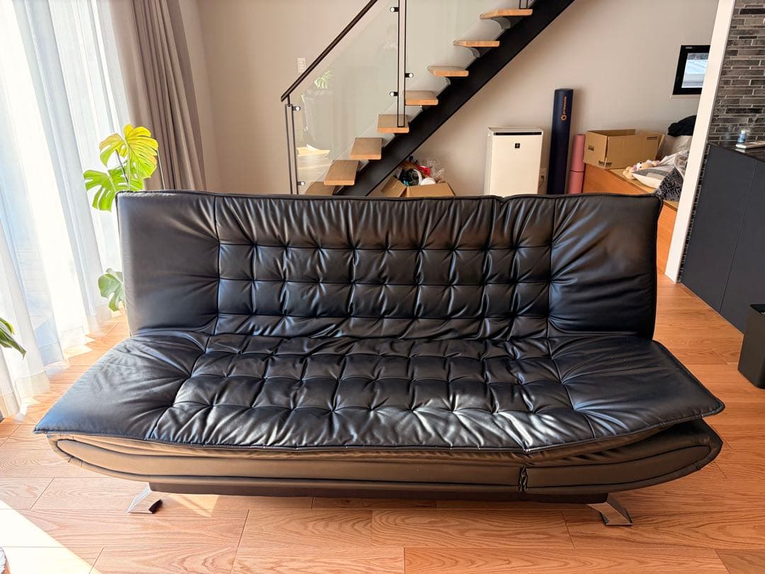 黒いクッション付き2人掛けソファ(配送料込み)