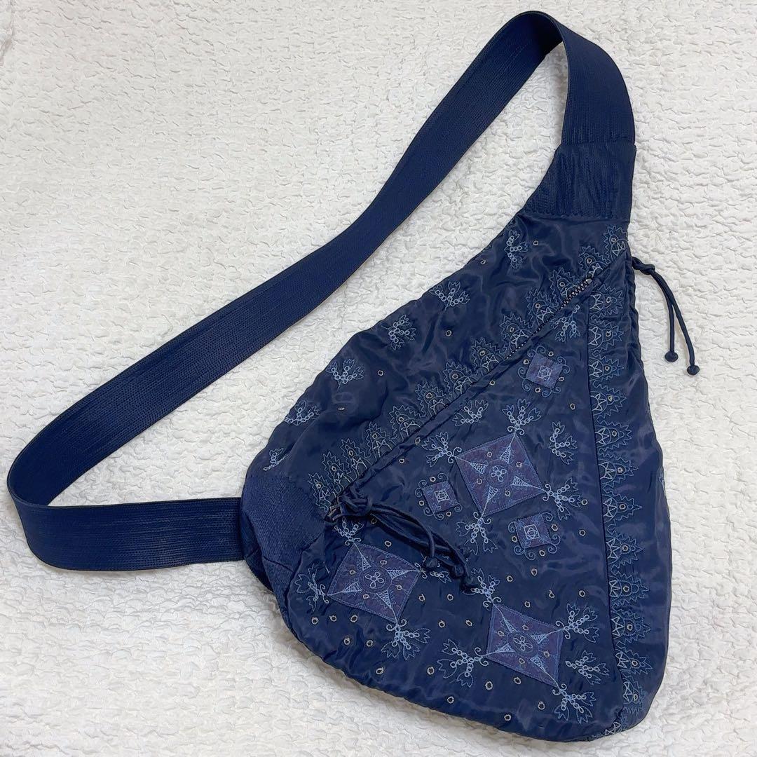 HAAT TAMASHA イッセイミヤケ 刺繍 ボディバッグ ショルダーバッグ