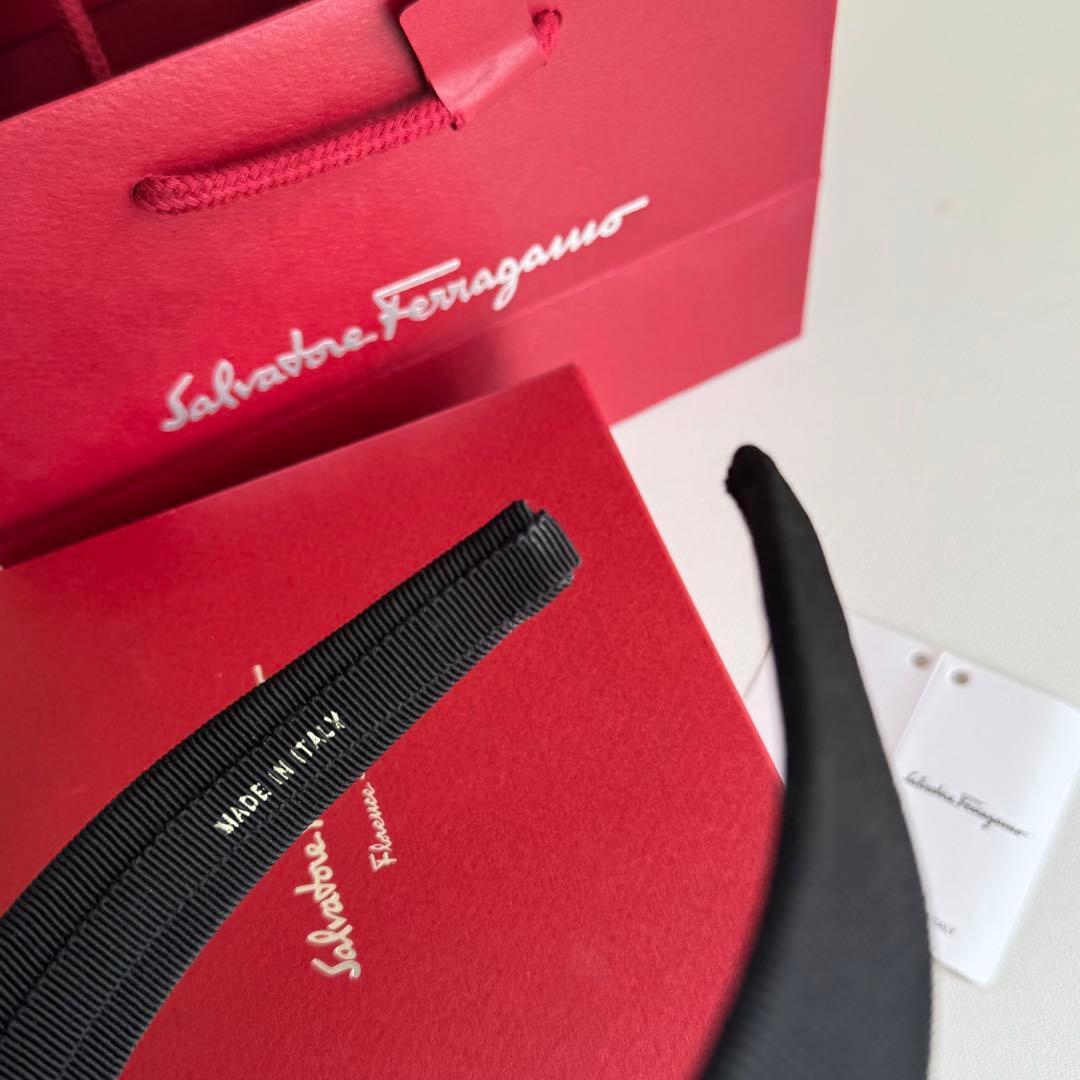 Ferragamo ブラックヘアバンド カチューシャ ヴァラリボン