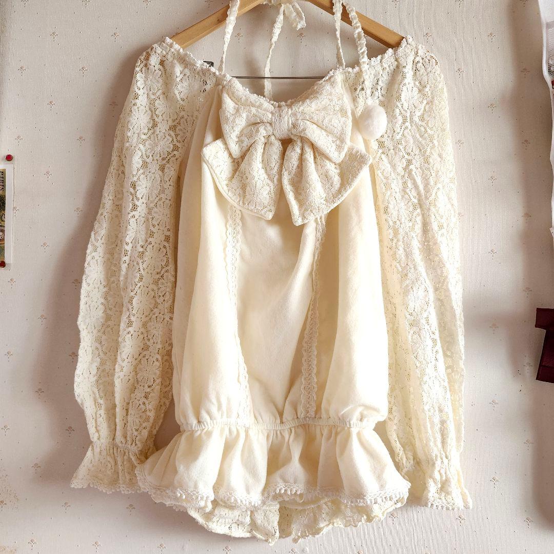 リズリサ　オフショル　リボントップス　ふわふわ　ホワイト　アイボリー　ポンポン