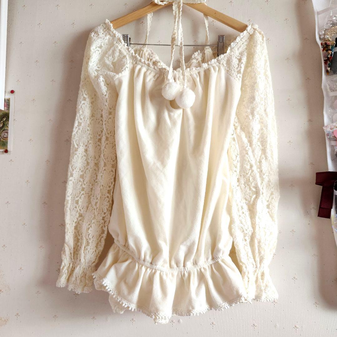 リズリサ　オフショル　リボントップス　ふわふわ　ホワイト　アイボリー　ポンポン