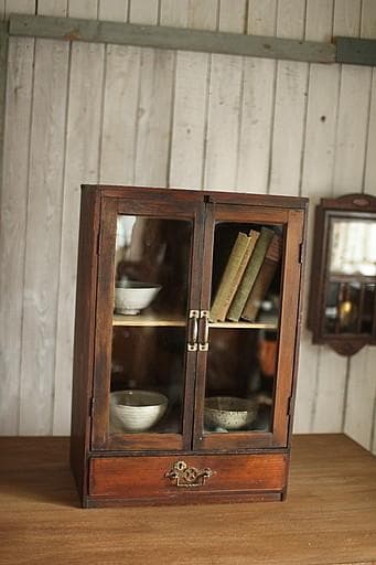 古い小ぶりな木製のガラス戸棚×小引き出し　食器棚　本棚　キャビネット　古家具