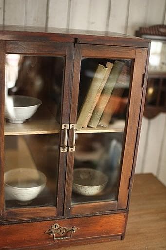 古い小ぶりな木製のガラス戸棚×小引き出し　食器棚　本棚　キャビネット　古家具