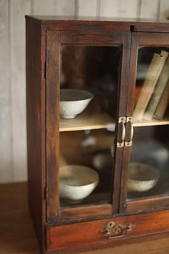 古い小ぶりな木製のガラス戸棚×小引き出し　食器棚　本棚　キャビネット　古家具