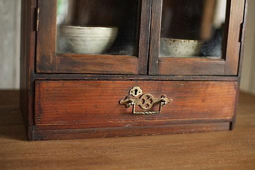 古い小ぶりな木製のガラス戸棚×小引き出し　食器棚　本棚　キャビネット　古家具