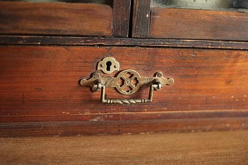 古い小ぶりな木製のガラス戸棚×小引き出し　食器棚　本棚　キャビネット　古家具