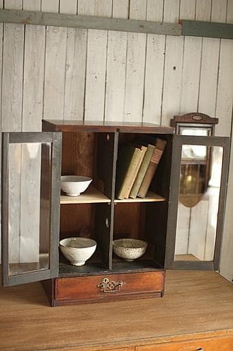 古い小ぶりな木製のガラス戸棚×小引き出し　食器棚　本棚　キャビネット　古家具