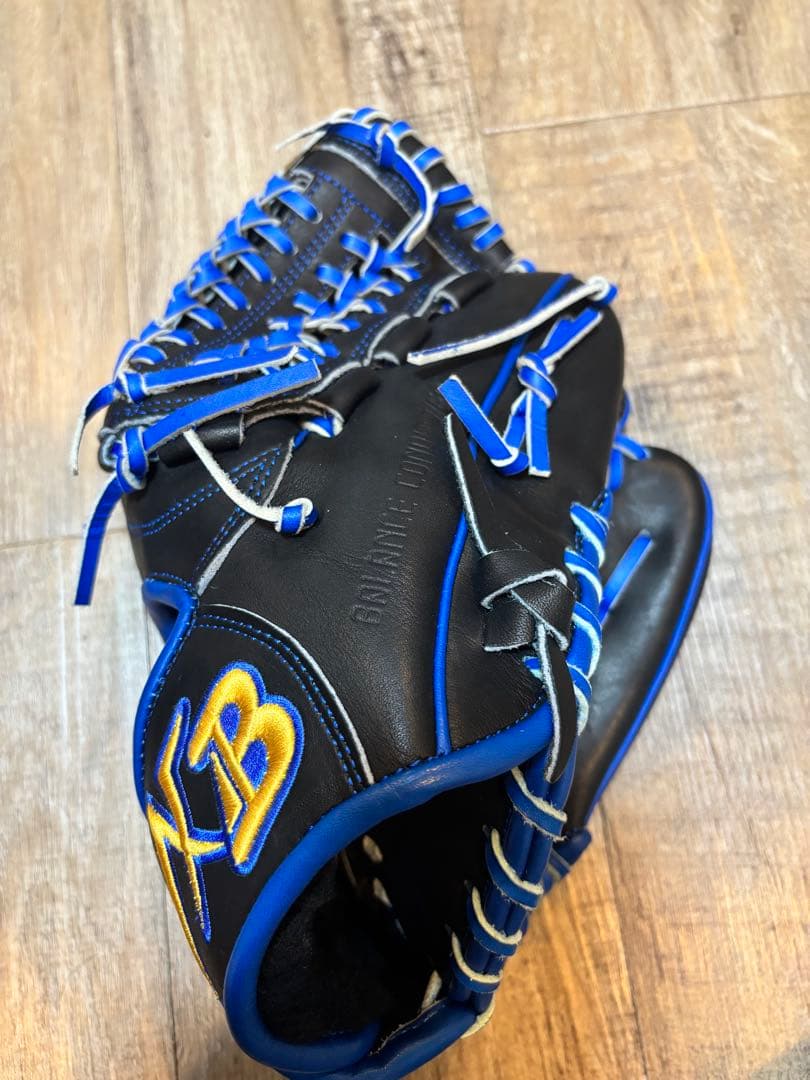 アクセフベルガード軟式グローブ 黒と青のレザー