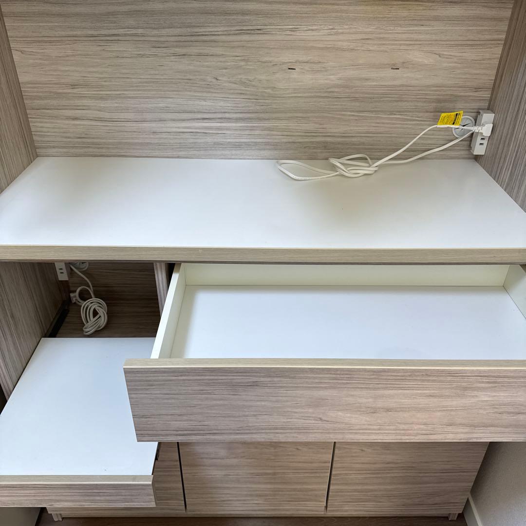 キッチンボード　食器棚