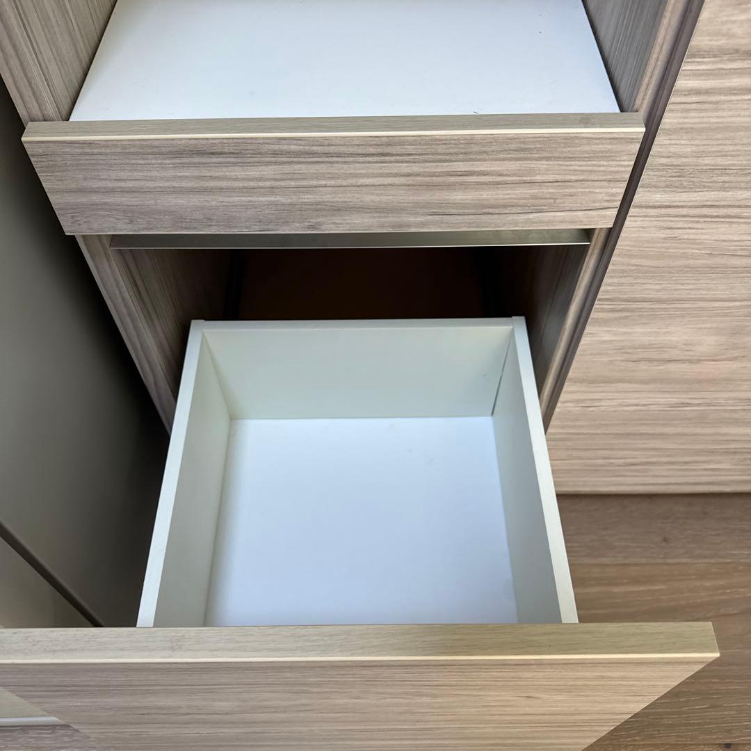 キッチンボード　食器棚