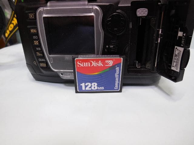 Nikon D70 デジタル一眼レフカメラ