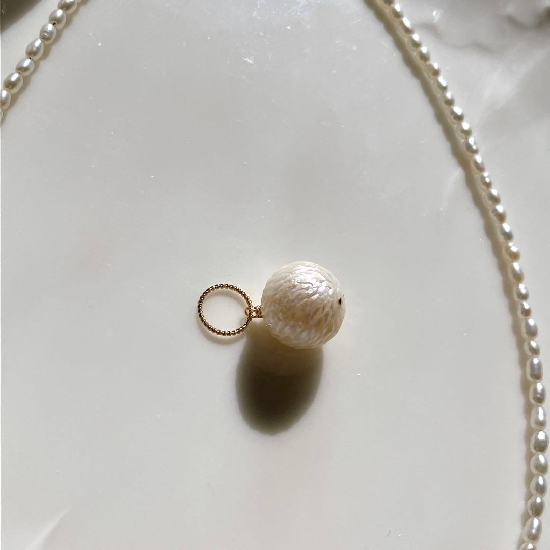 桃色の雲◆ドラゴンスケールカービング✧淡水パールネックレストップ