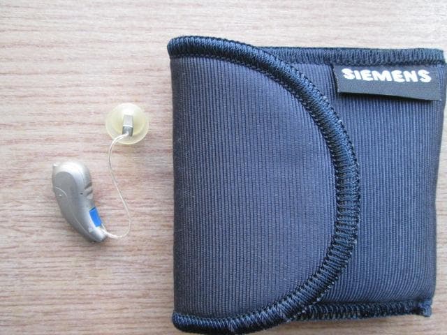 Siemens Signia イヤホン ケース付き左耳用耳掛け型修理必要激安