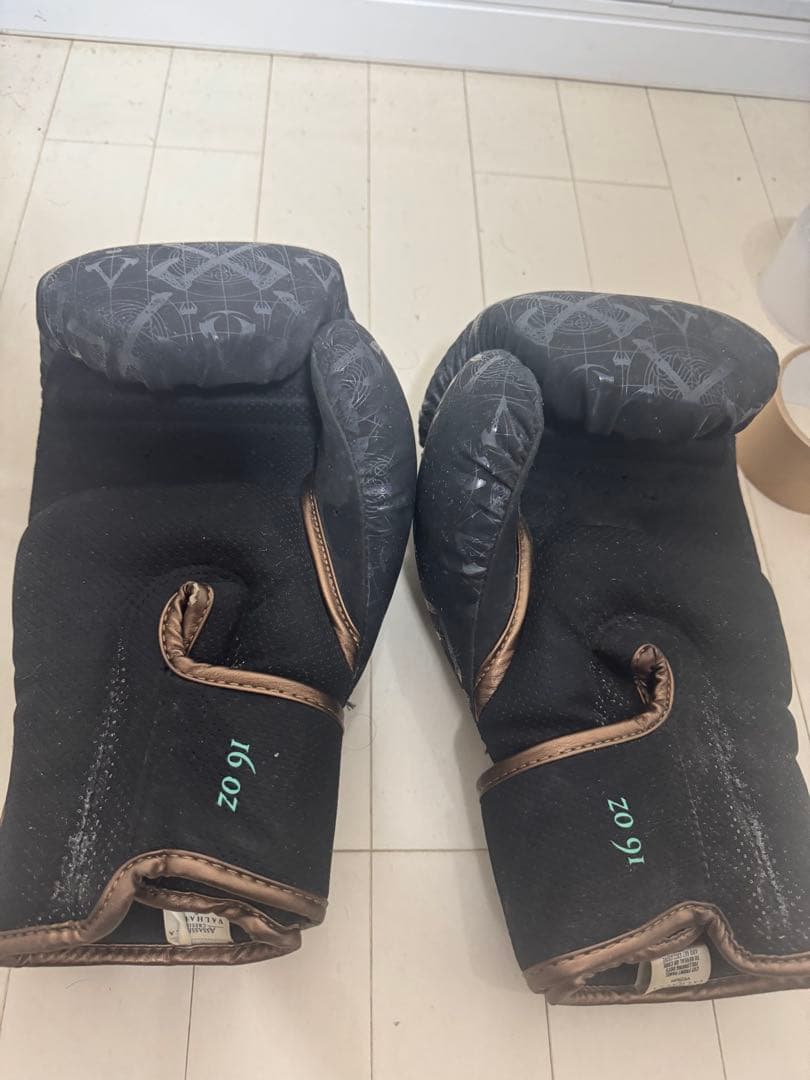 VENUM ASSASSINS VALHALLA ボクシンググローブ