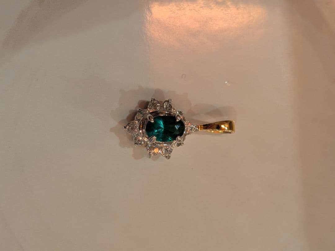 エメラルドグリーン