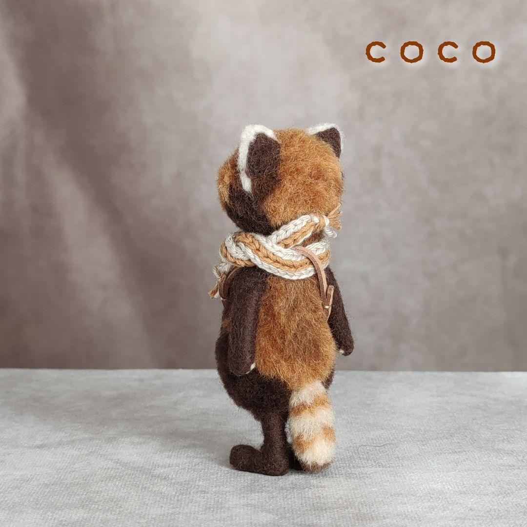 赤リンゴポシェットを下げたレッサーパンダさん