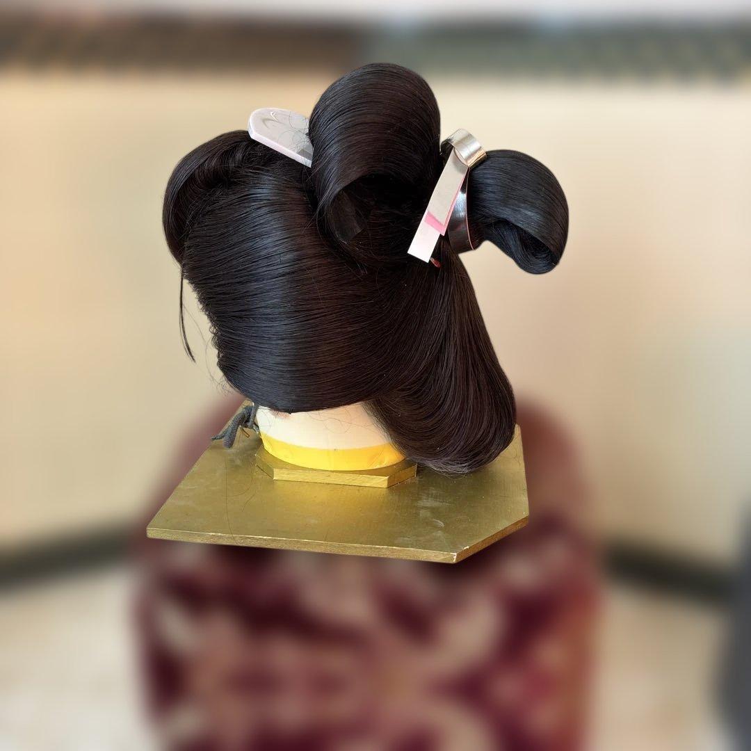 伝統的な黒い日本のかつら