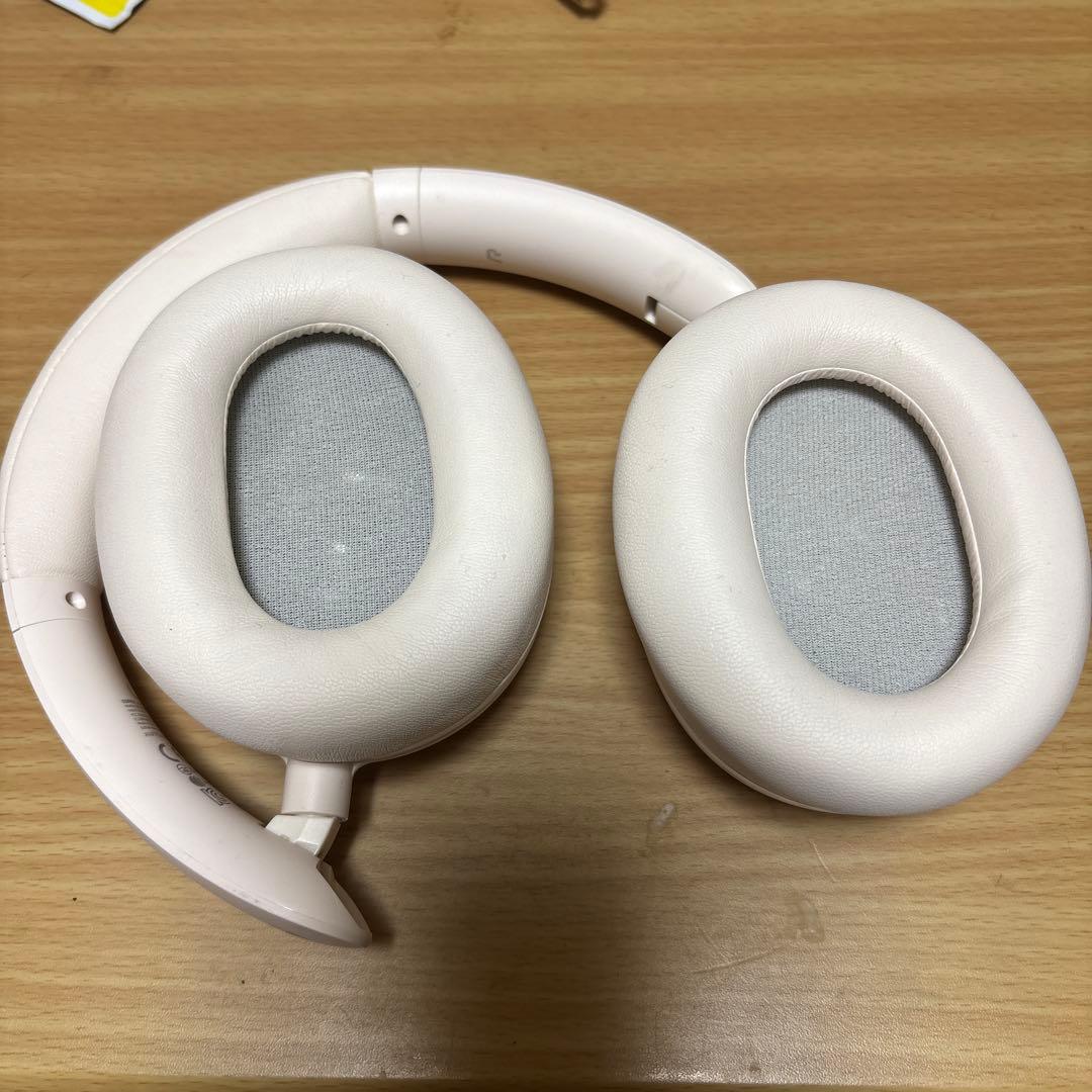 ホワイト ワイヤレスヘッドホン オーバーイヤー型