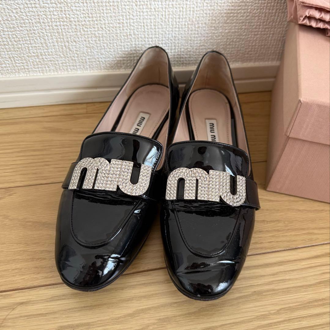 miumiu ロゴビジューエナメルローファー黒