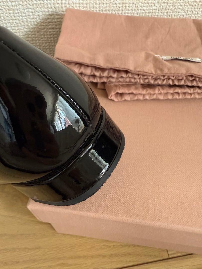 miumiu ロゴビジューエナメルローファー黒