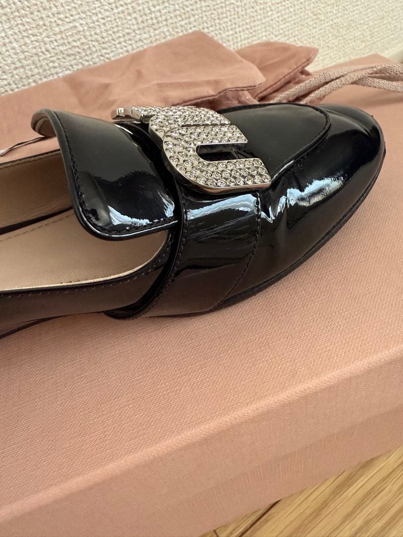 miumiu ロゴビジューエナメルローファー黒