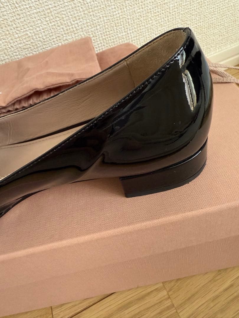 miumiu ロゴビジューエナメルローファー黒