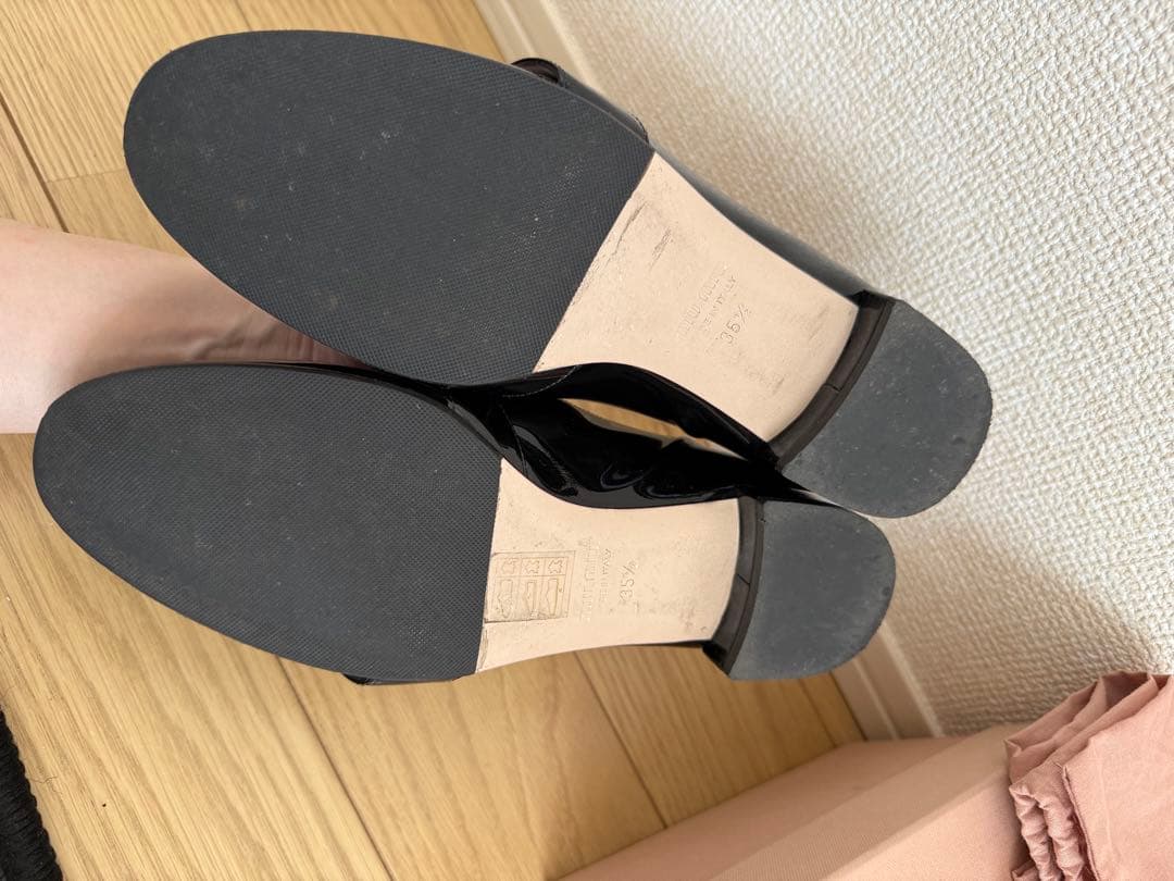 miumiu ロゴビジューエナメルローファー黒