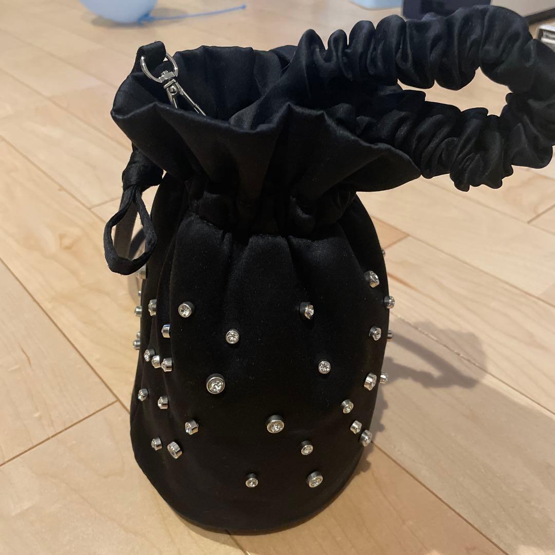 スタッズ付き黒サテン巾着バッグ