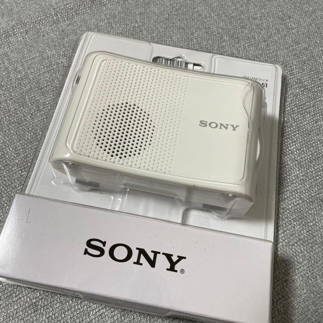 新品✨️ ソニー FM/AMハンディーポータブルラジオ ホワイト ICF-51/W