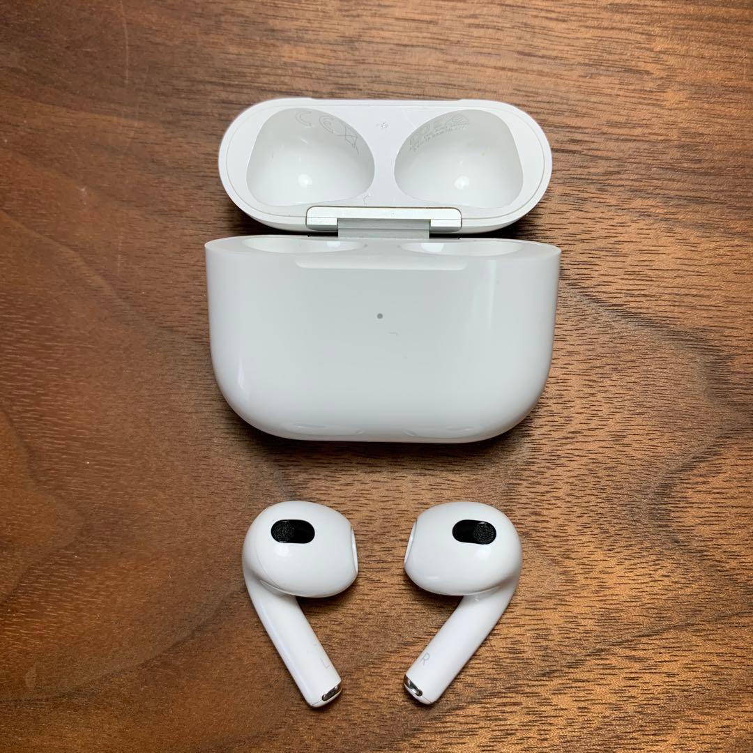 AirPods4 本体 ホワイト 充電ケース付き 左耳ややノイズあり