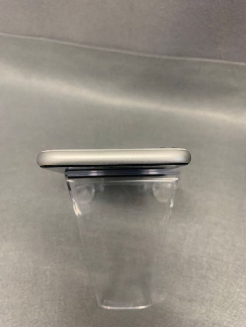 美品　国内版　SIMフリー　iPhoneSE 第2世代　 64GB ホワイト色