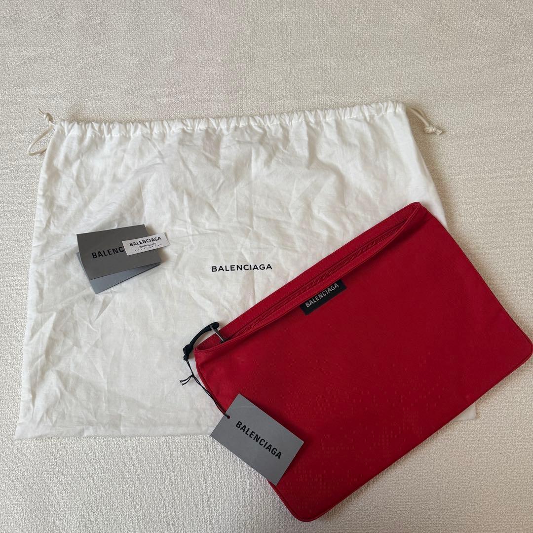 未使用品　バレンシアガ　クラッチバッグ　レッド