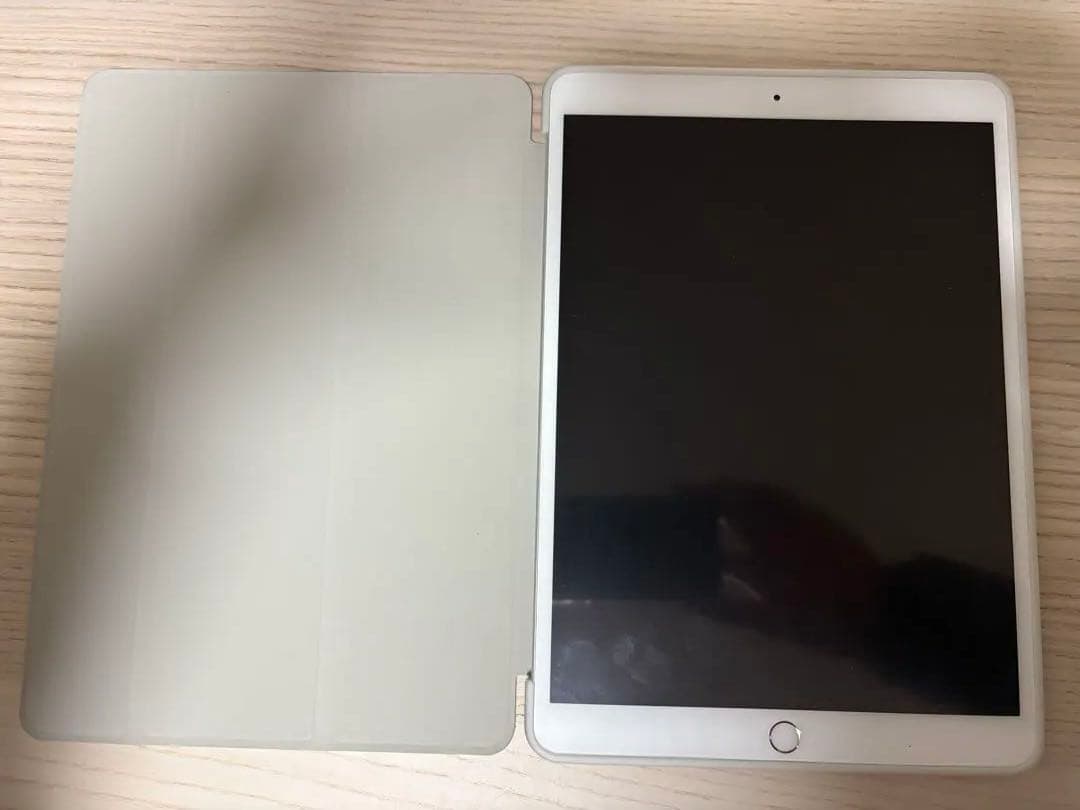 【ナカ】iPad Air第3世代 SIMフリー シルバー 64GB