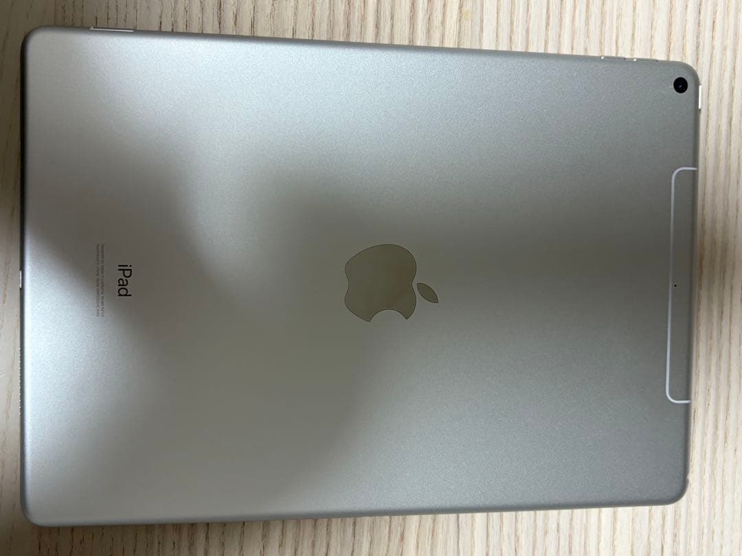 【ナカ】iPad Air第3世代 SIMフリー シルバー 64GB