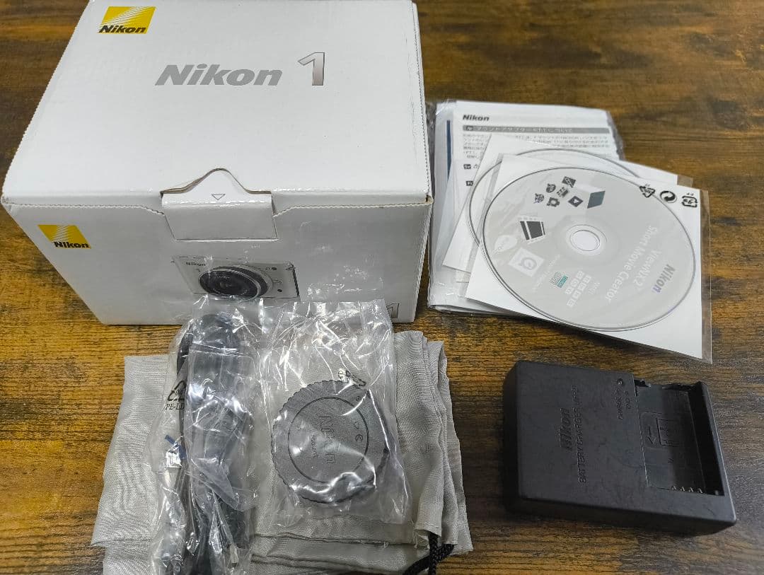 Nikon 1 J1 ミラーレスカメラ ホワイト