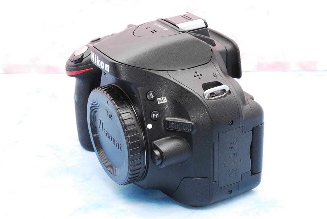 ニコン D5200☆一眼レフカメラ☆手ぶれ補正Wレンズ☆美品＆ショット数少！