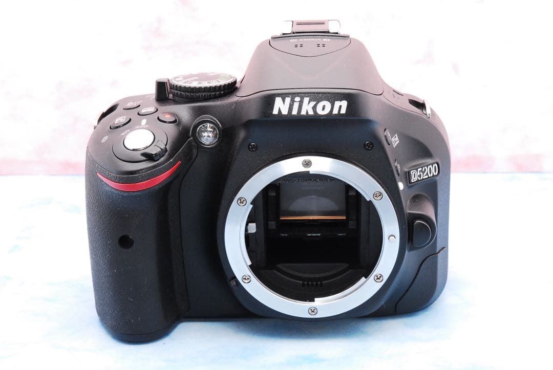 ニコン D5200☆一眼レフカメラ☆手ぶれ補正Wレンズ☆美品＆ショット数少！