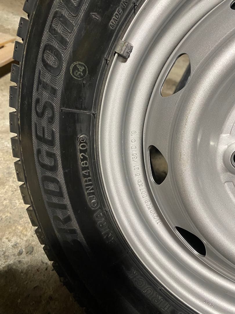 ブリヂストンスタッドレスタイヤ　145-80-12　4本