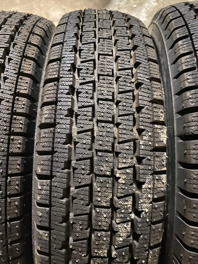 ブリヂストンスタッドレスタイヤ　145-80-12　4本
