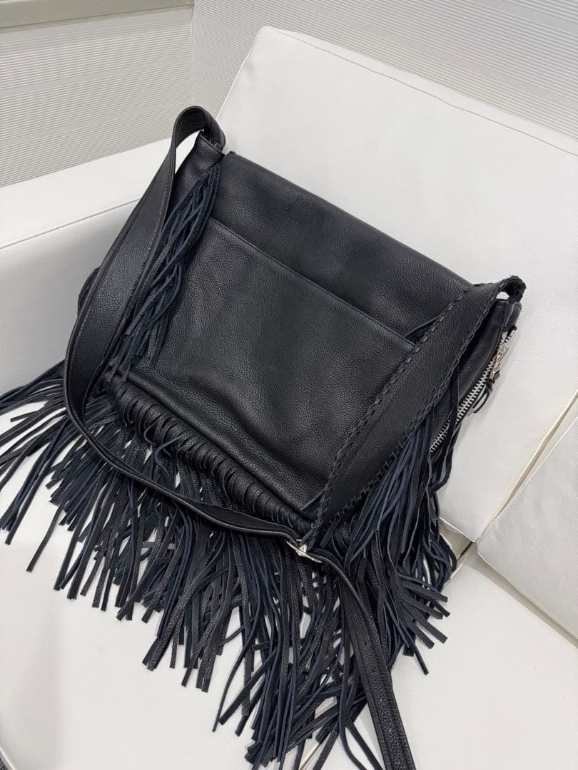 フリンジ付きブラックバッグ
