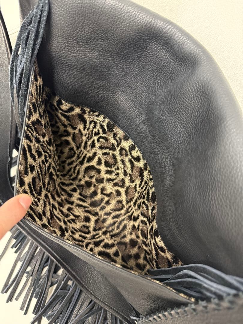 フリンジ付きブラックバッグ