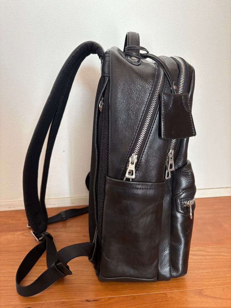 オイルレザー製黒バックパック