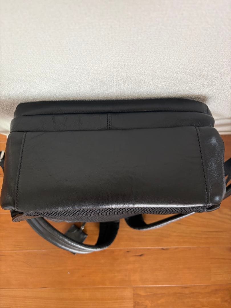 オイルレザー製黒バックパック