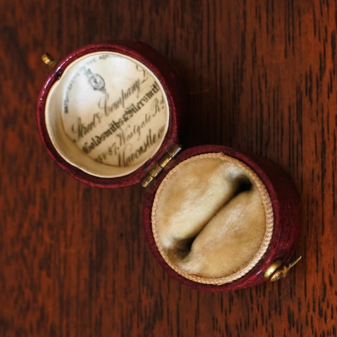 イギリスアンティークリングケース＊英国アンティークリングボックス＊茶レザー＊円形