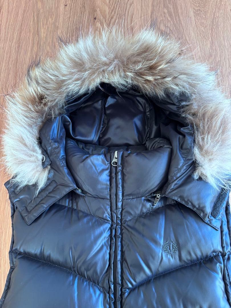 FRED PERRY フード付き リアルファー ダウンベスト Mサイズ ブラック