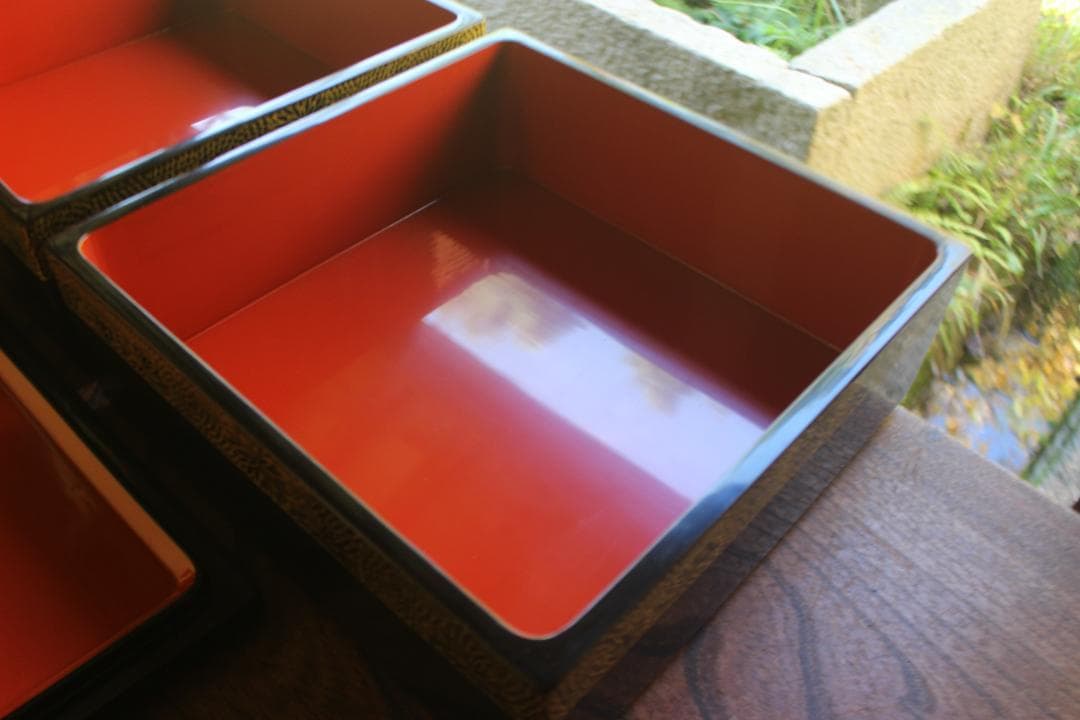 デッドストック！上質内朱黒漆に極上菊沈金の映える輪島塗二段重（検重箱お重